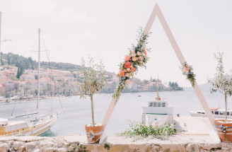Trojuholníkový svadobný oblúk a altánky: Dokonalosť na každej svadbe