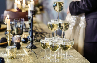 Šampanské na svadbe: Podávaj bublinky s gráciou a noblesou vďaka veži