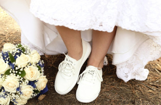 Nevesta v teniskách – prečo zvoliť pohodlnú obuv v deň svadby?