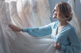 Výber svadobných šiat: Ako sa naň pripraviť a čo všetko obnáša?
