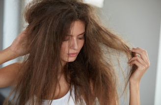 Starostlivosť o suché vlasy: S týmito trikmi ťa už nebudú trápiť!