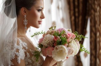 Ako si vybrať svadobné šperky, tak aby ladili k šatám?