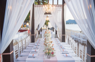Veľké svadobné rozhodnutie: Okrúhle alebo rovné svadobné stoly?