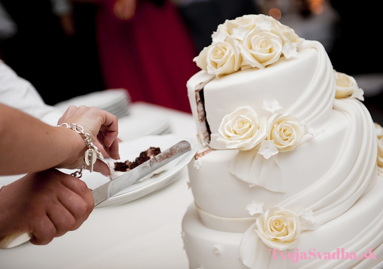 biela svadobná torta