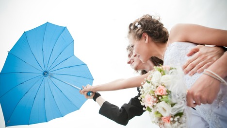 Svadobný dáždnik: Romantický doplnok pre tvoje fotenie