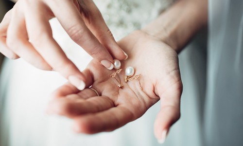 Perly nielen ako šperky: Najdokonalejšie svadobné doplnky, ktoré chceš