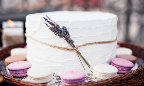 Nádherné svadobné torty zdobené levanduľou: TOP inšpirácie