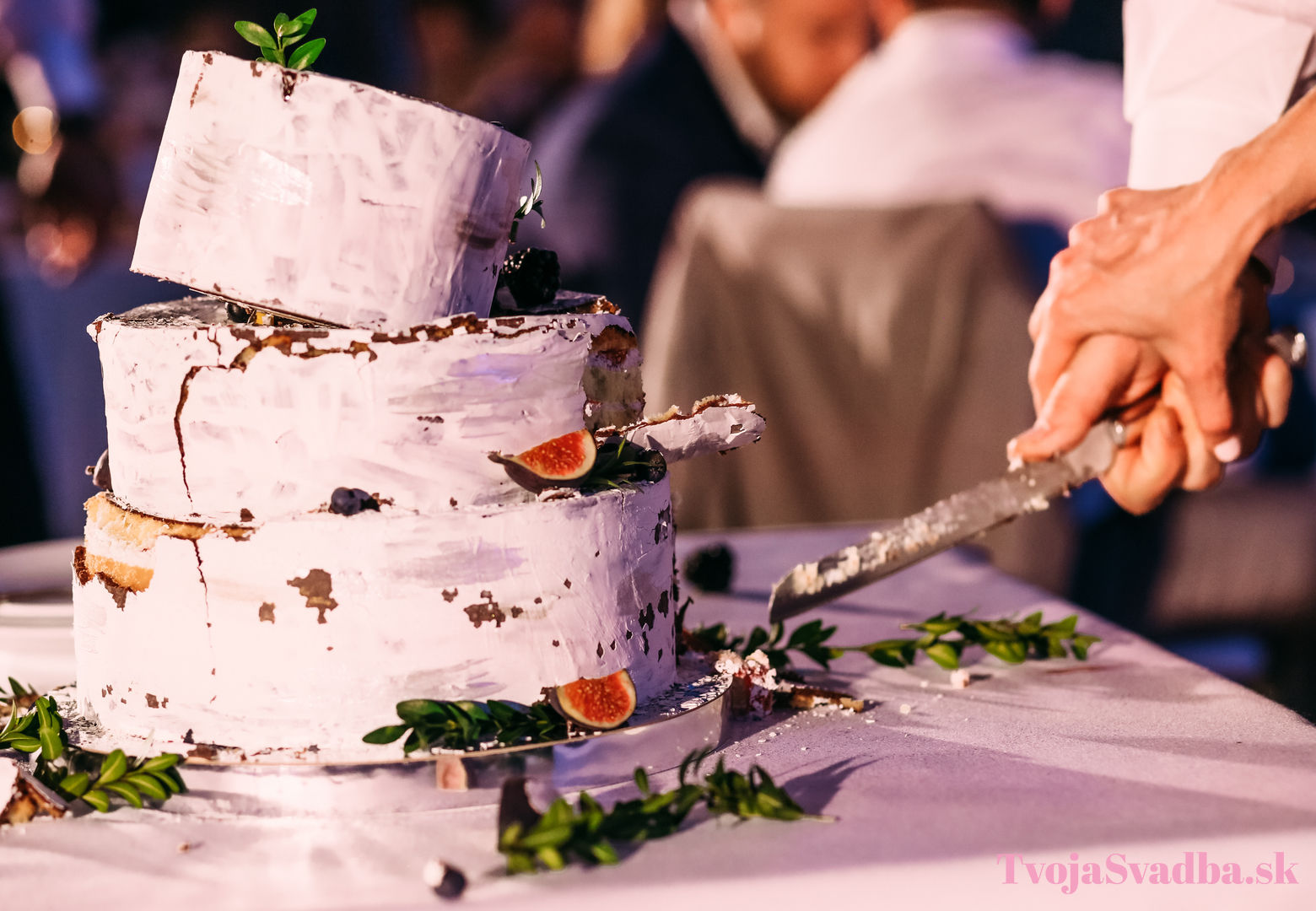 poškodená svadobná torta