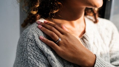 5 činností, pri ktorých by ste nemali mať na prste zásnubný prsteň ani obrúčku