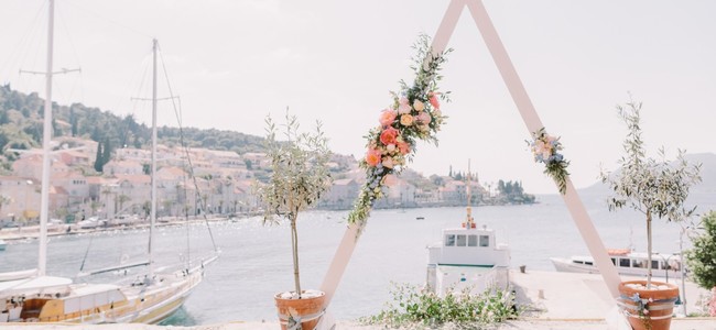 Trojuholníkový svadobný oblúk a altánky: Dokonalosť na každej svadbe