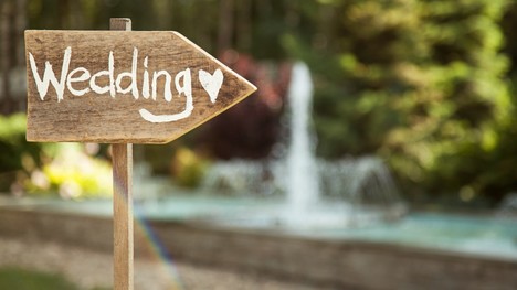 Svadobná sála a jej rezervovanie pred zásnubami: Oplatí sa riskovať?