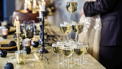 Šampanské na svadbe: Podávaj bublinky s gráciou a noblesou vďaka veži