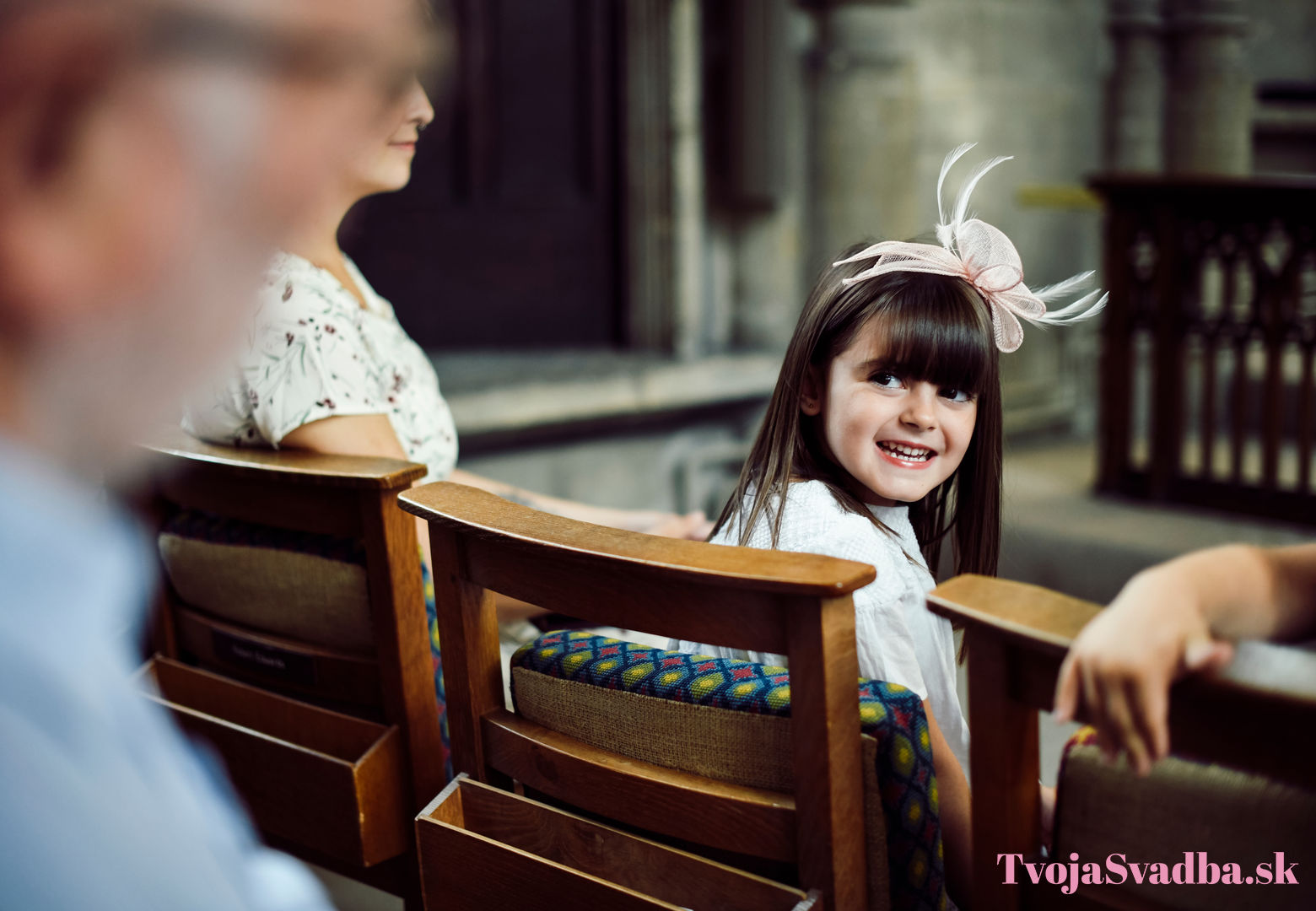 dievčatko v kostole