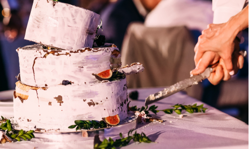 Dokonalá svadobná torta: Čo urobiť, aby zostala krásna po celý večer?