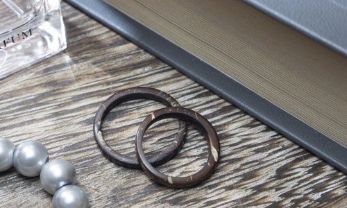 Drevené prstene namiesto obrúčok z drahého kovu: Lacná a vkusná náhrada