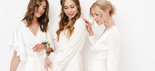 Biele šaty pre družičku: Konkurujú šatám samotnej nevesty?