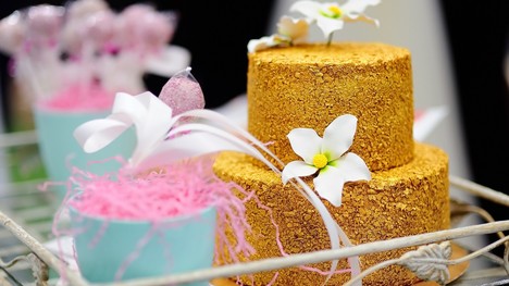 Zlatá svadobná torta s ohromnými detailmi: Luxus už na pohľad