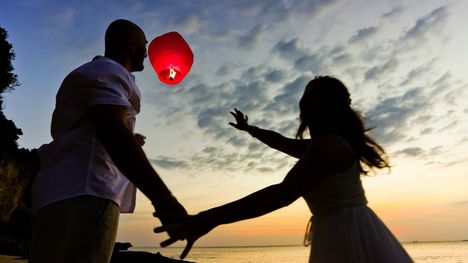 Svadobné lampióny šťastia: Skvelá zábava na svadbe či veľké riziko?